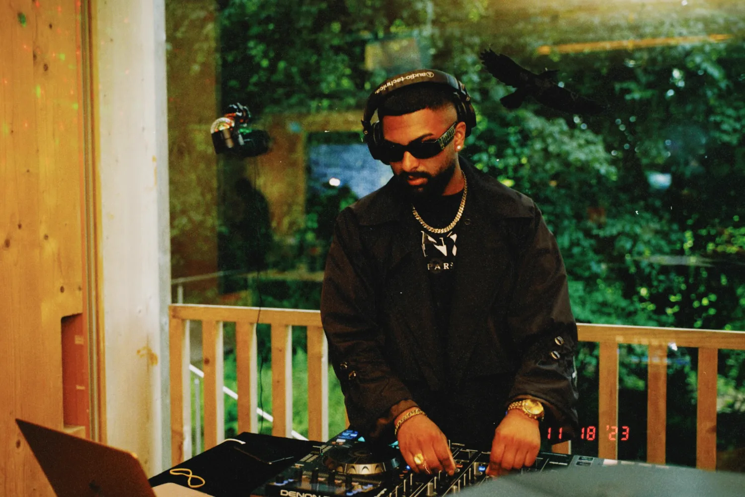 DJ $AARU an Denon-Decks im Abendlicht