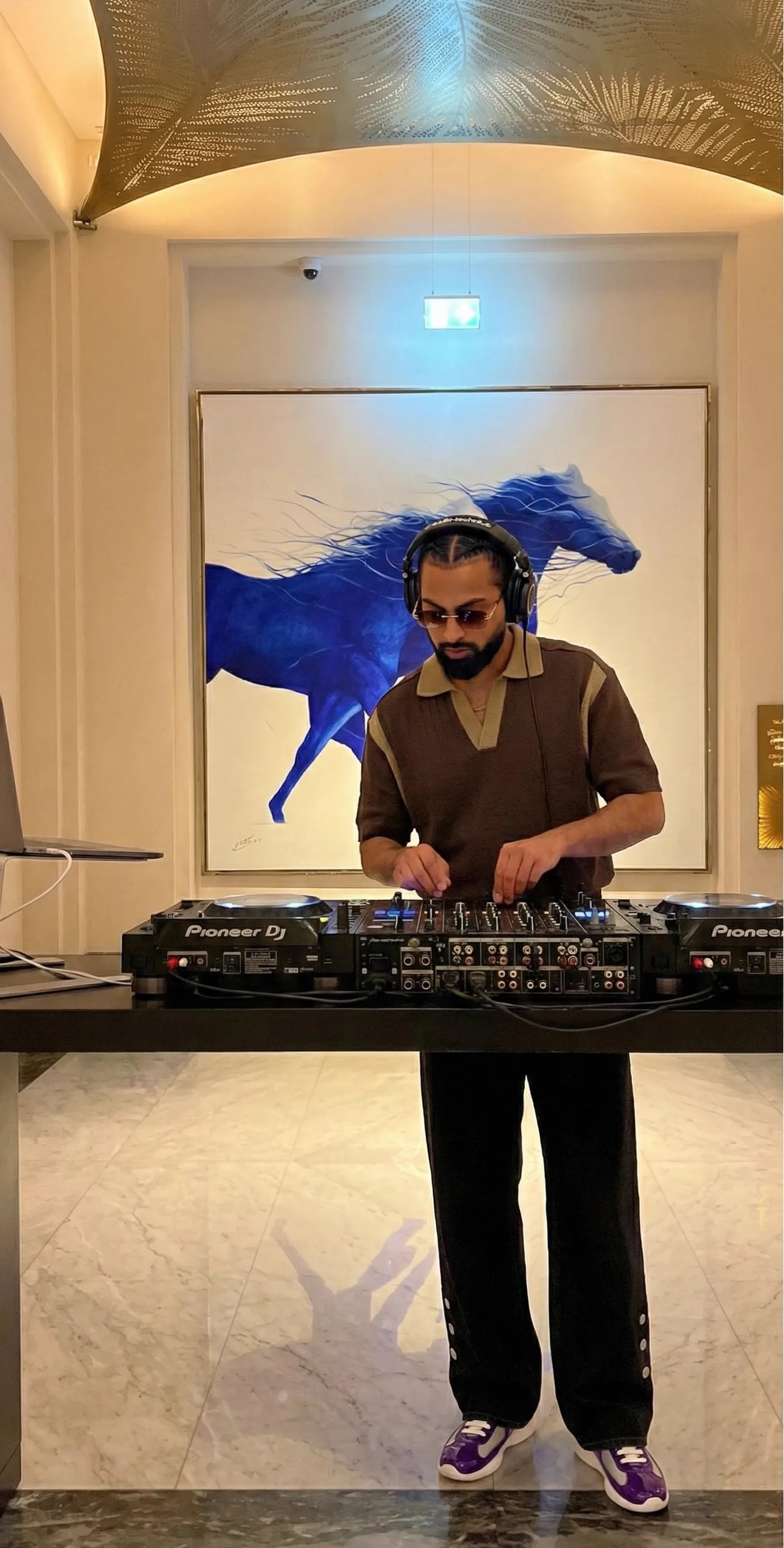 DJ $AARU an Pioneer-Decks in einer eleganten Lobby